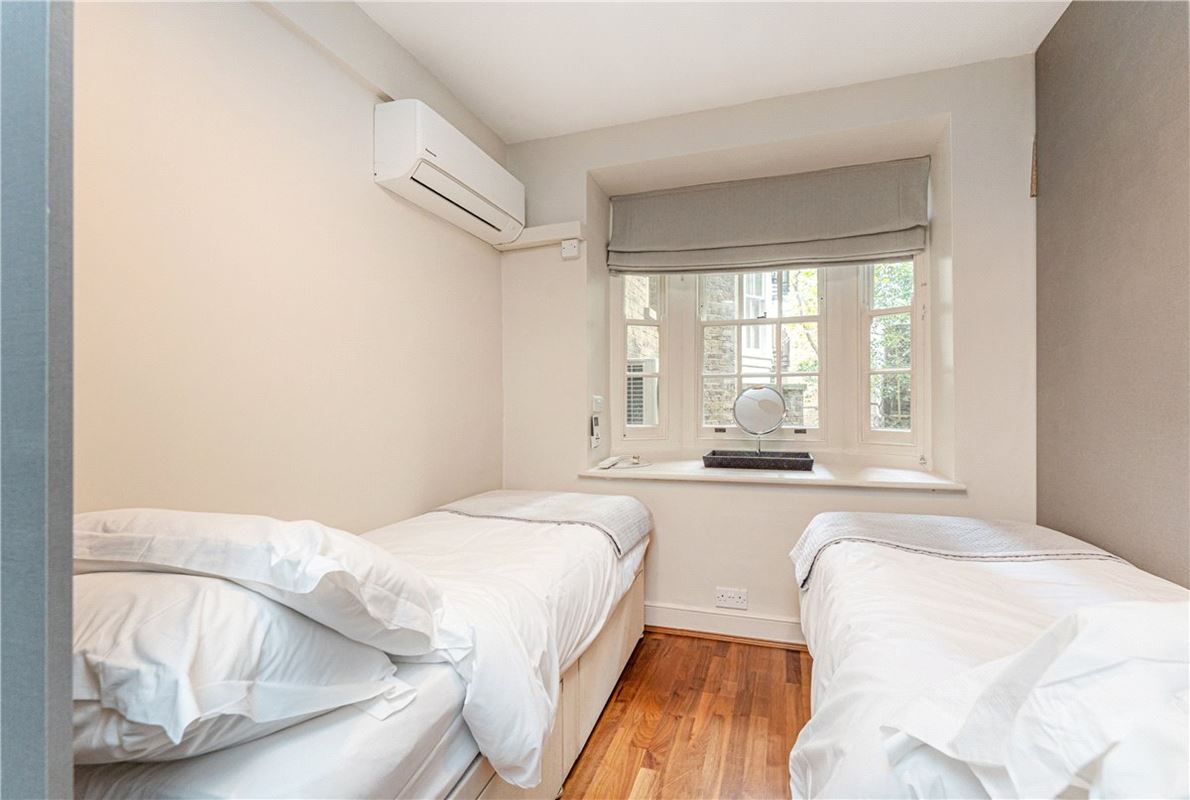 3 bedroom house, North Audley Street, London W1K - Available