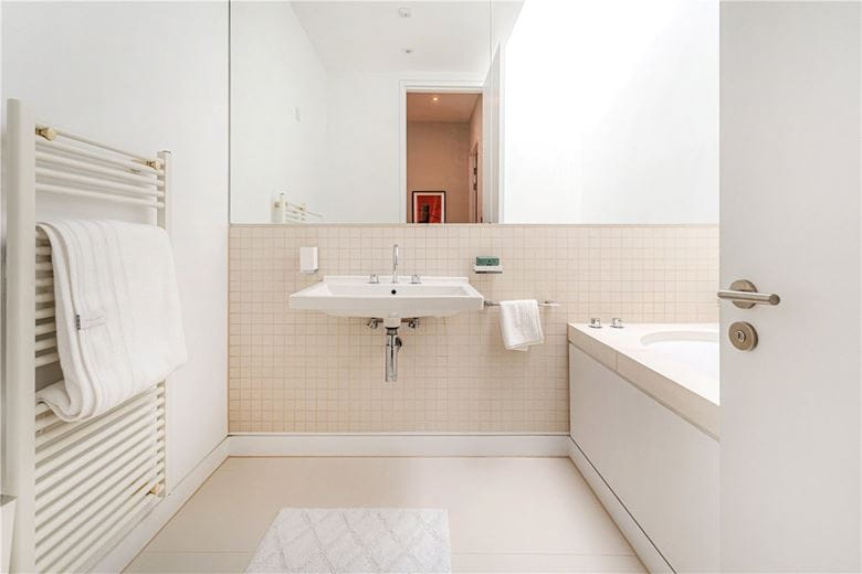 2 bedroom flat, Market Place, Soho W1W - Available