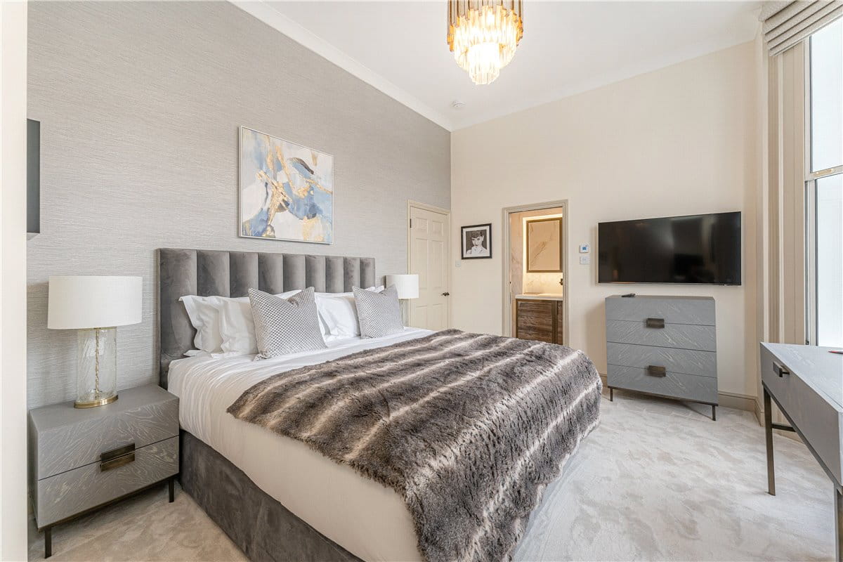 2 bedroom flat, Grosvenor Gardens, Belgravia SW1W - Available