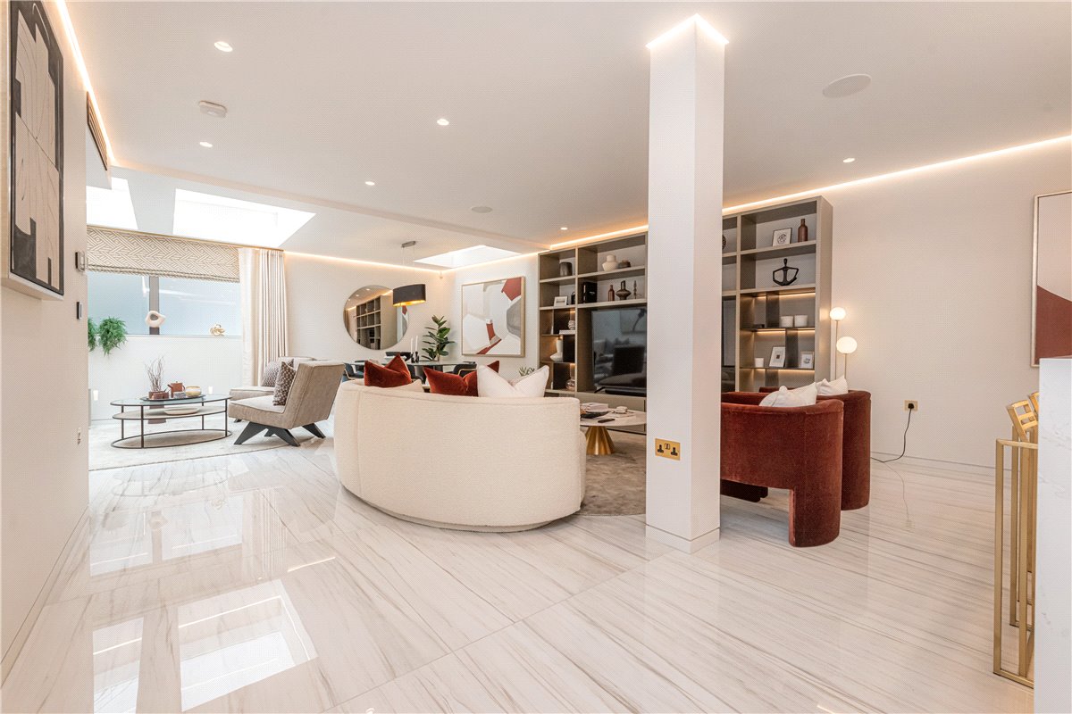 3 bedroom maisonette, South Molton Street, Mayfair W1K - Available