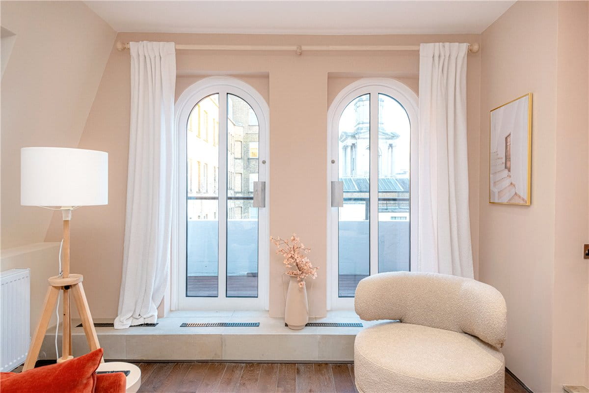 2 bedroom flat, Curzon Street, Mayfair W1J - Available