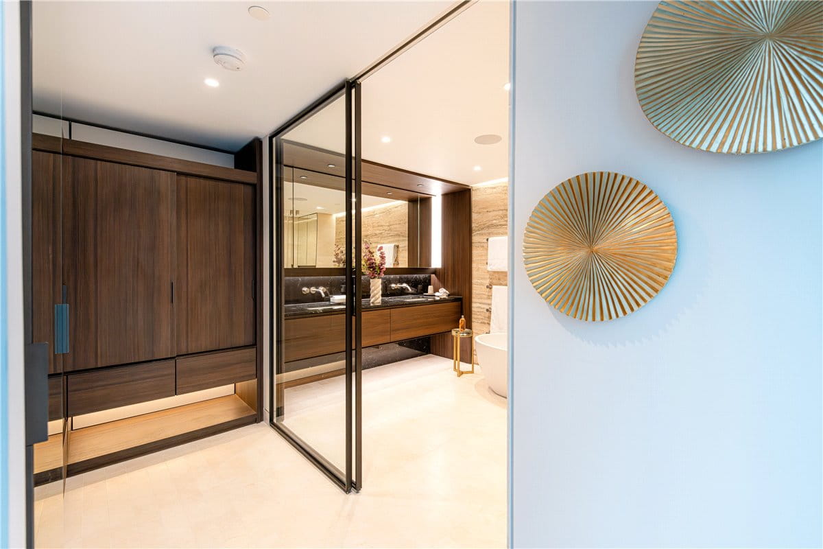 3 bedroom flat, Cork Street, Mayfair W1S - Available