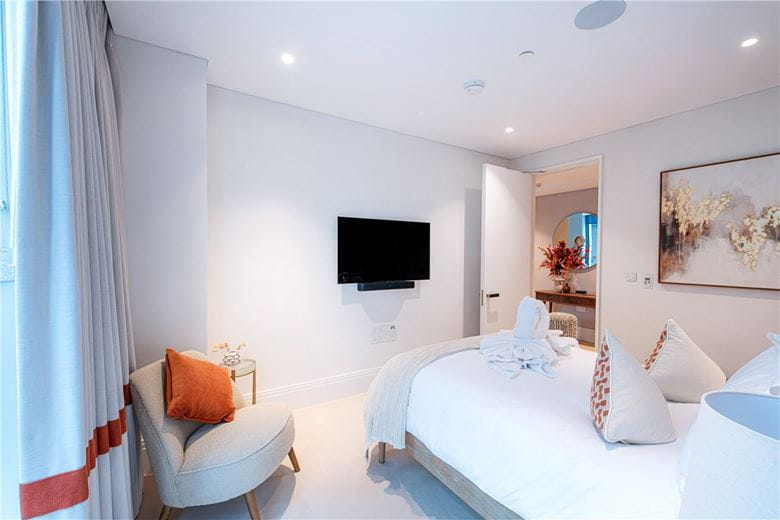 3 bedroom flat, Cork Street, Mayfair W1S - Available