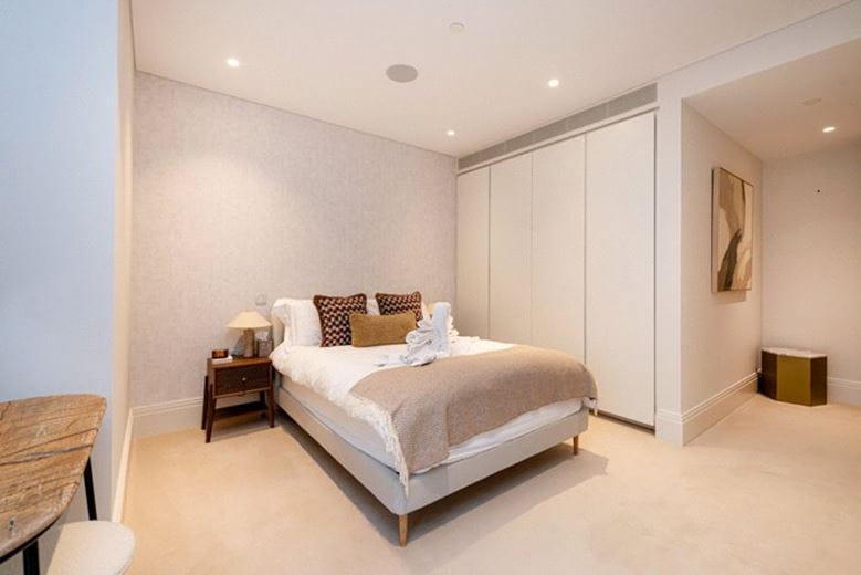 3 bedroom flat, Cork Street, Mayfair W1S - Available
