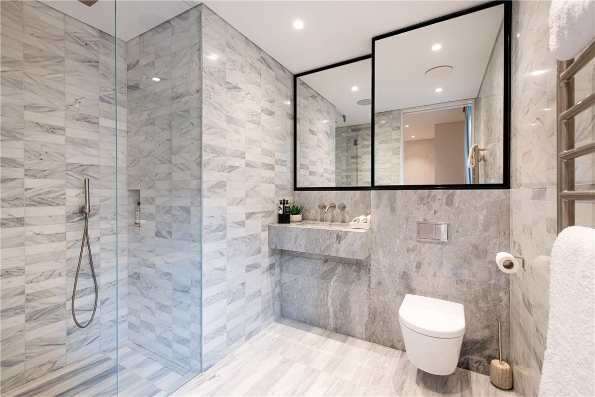 3 bedroom flat, Cork Street, Mayfair W1S - Available