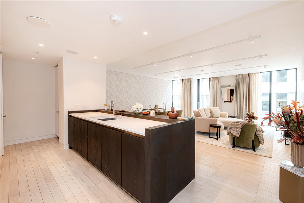 3 bedroom flat, Cork Street, Mayfair W1S - Available