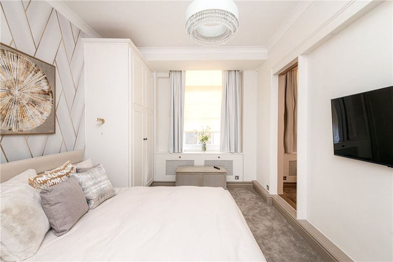 2 bedroom flat, Grosvenor Square, Mayfair W1K - Available