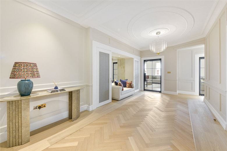 3 bedroom flat, Grosvenor Square, Mayfair W1K - Available