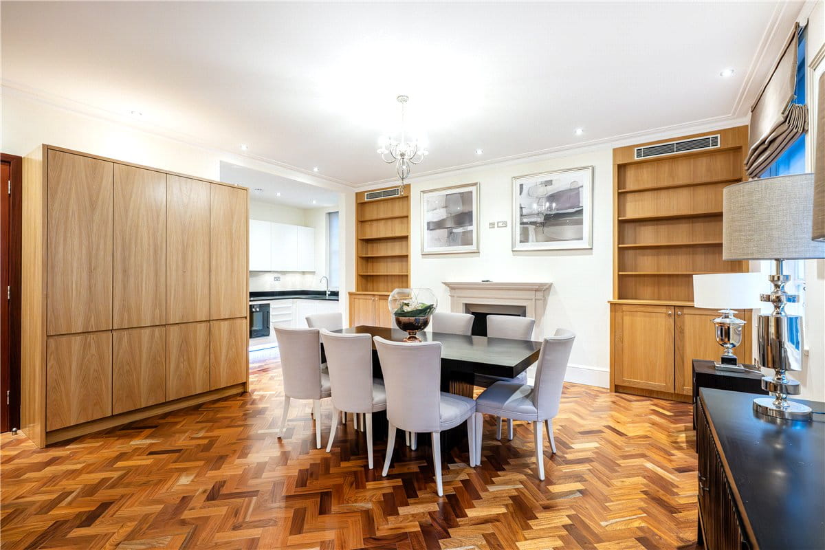 2 bedroom flat, Grosvenor Square, Mayfair W1K - Available
