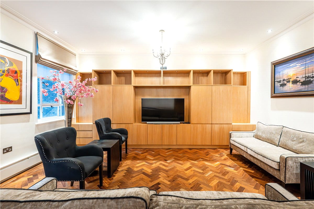 2 bedroom flat, Grosvenor Square, Mayfair W1K - Available