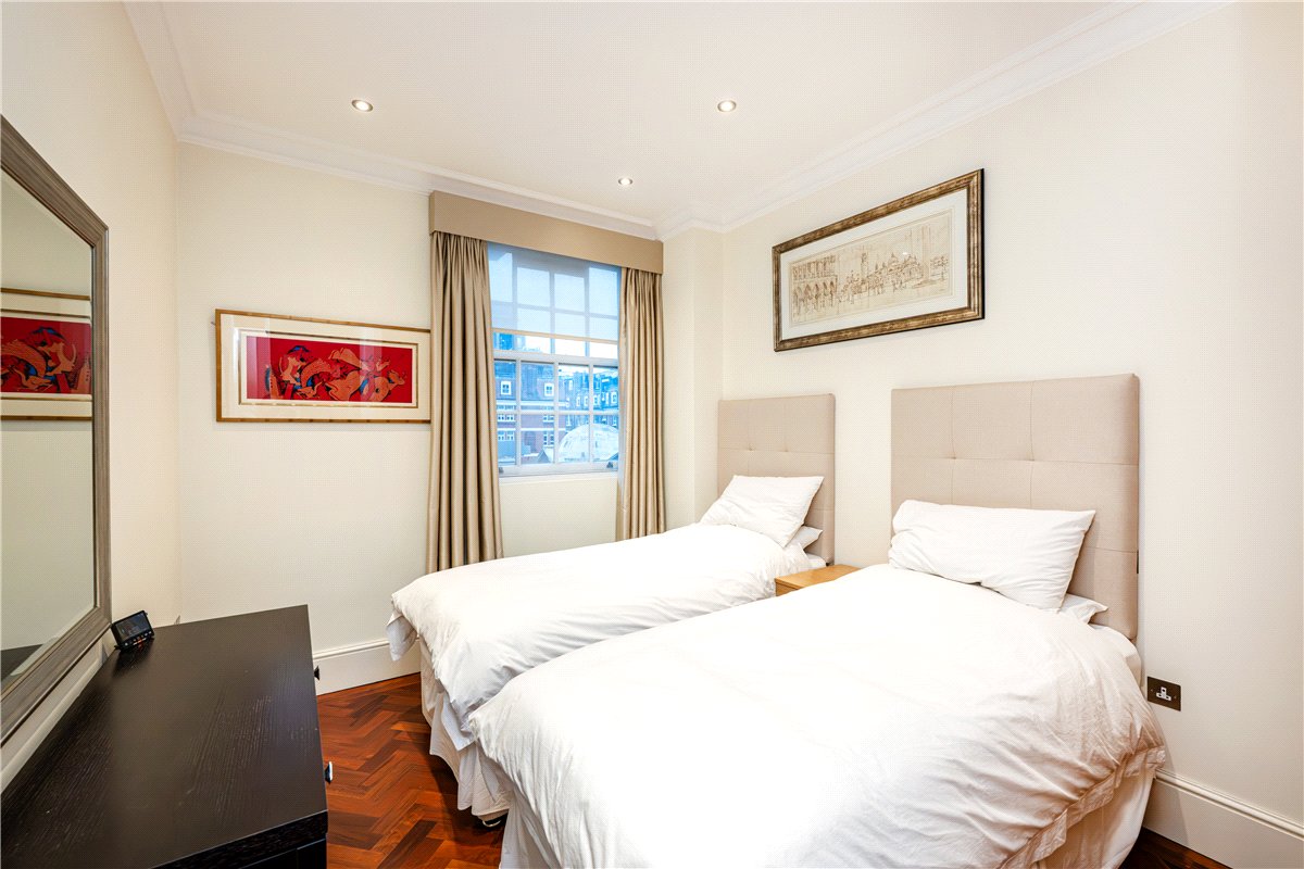 2 bedroom flat, Grosvenor Square, Mayfair W1K - Available