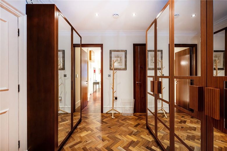 2 bedroom flat, Grosvenor Square, Mayfair W1K - Available