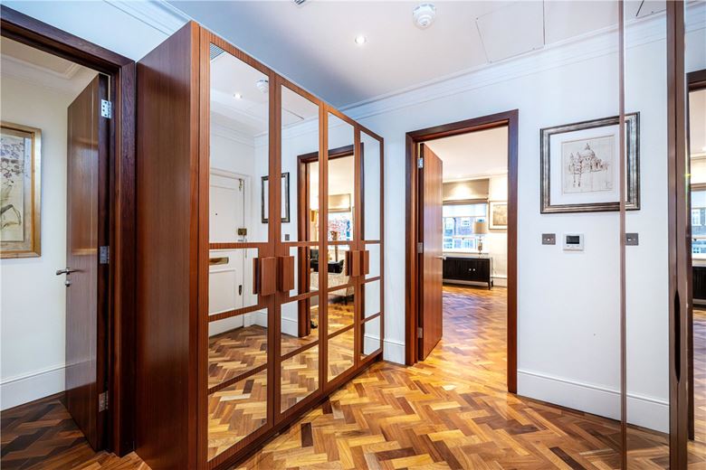 2 bedroom flat, Grosvenor Square, Mayfair W1K - Available