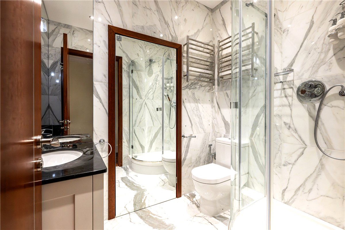 2 bedroom flat, Grosvenor Square, Mayfair W1K - Available