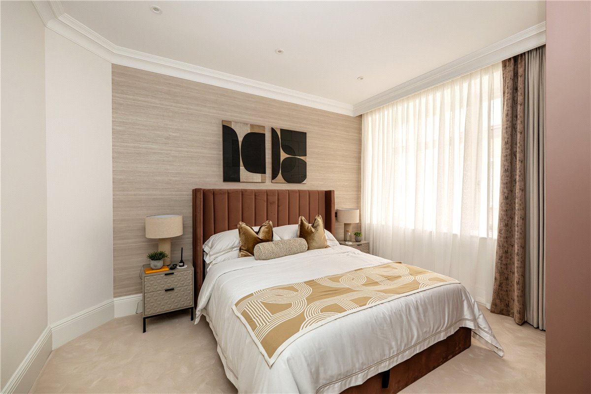 2 bedroom flat, Stratton Street, London W1J - Available