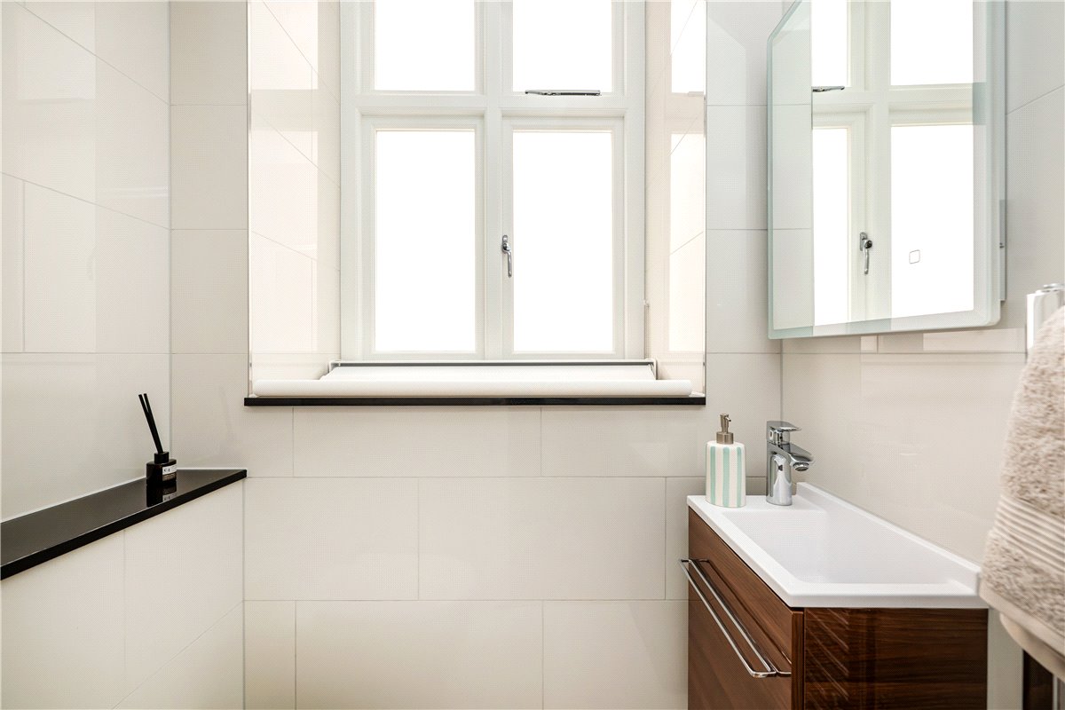 2 bedroom flat, Stratton Street, London W1J - Available