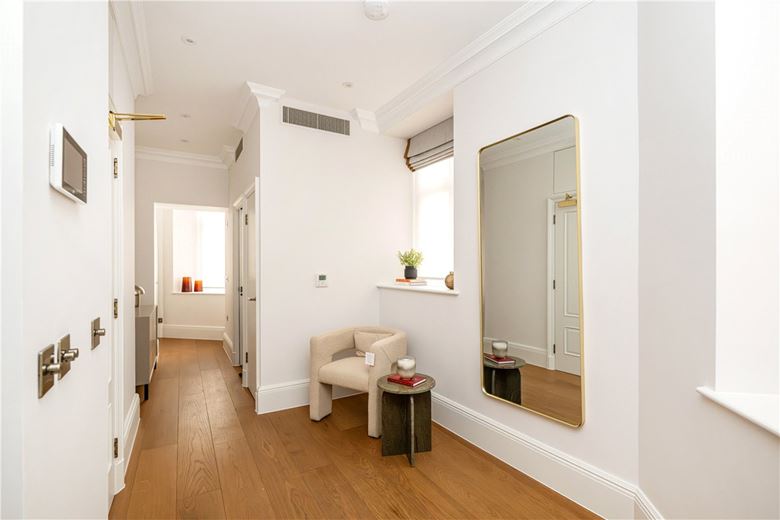2 bedroom flat, Stratton Street, London W1J - Available