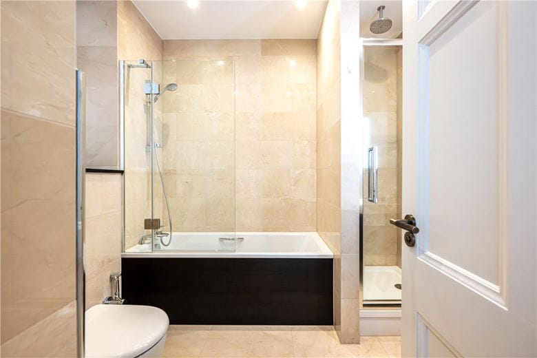 3 bedroom flat, Stratton Street, London W1J - Available