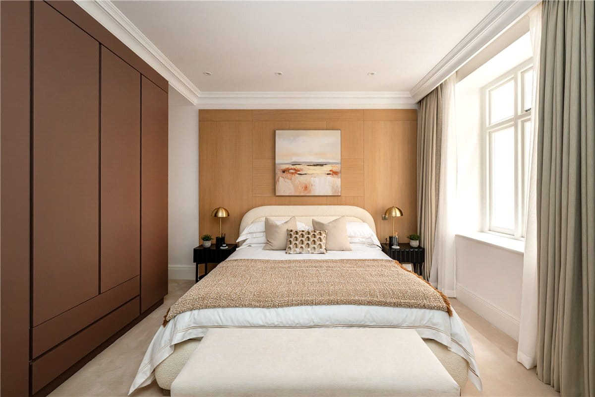 3 bedroom flat, Stratton Street, London W1J - Available