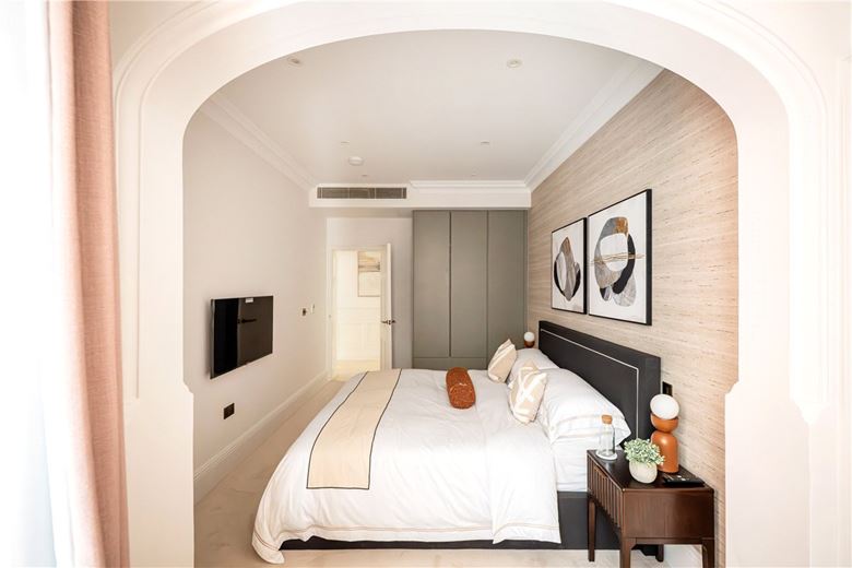 3 bedroom flat, Stratton Street, London W1J - Available