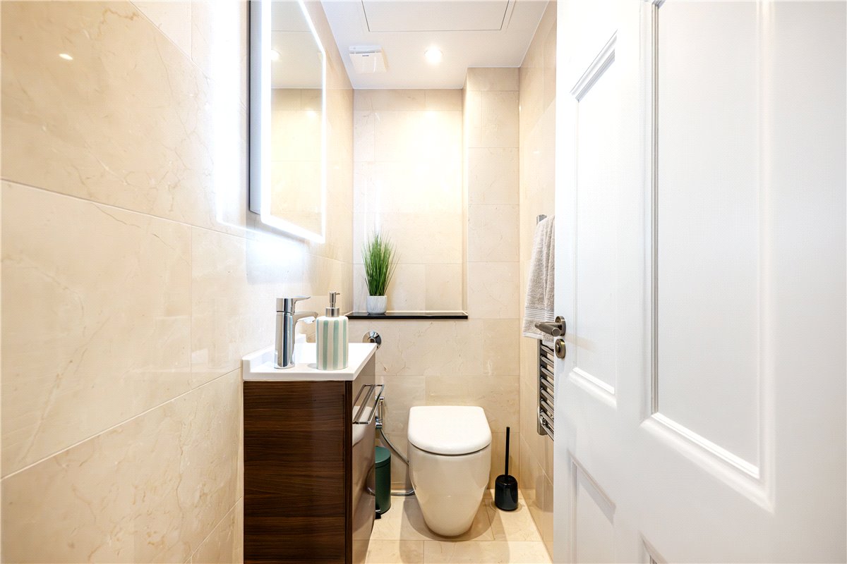 3 bedroom flat, Stratton Street, London W1J - Available