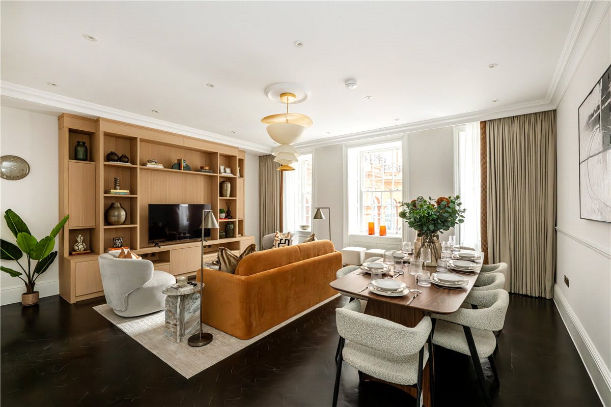 3 bedroom flat, Stratton Street, London W1J - Available
