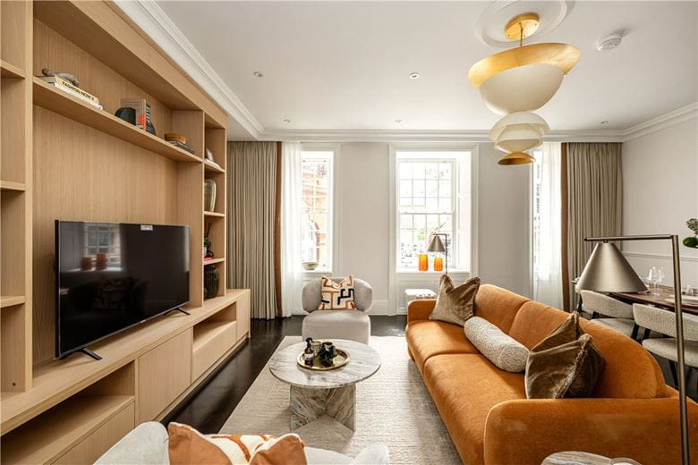 3 bedroom flat, Stratton Street, London W1J - Available
