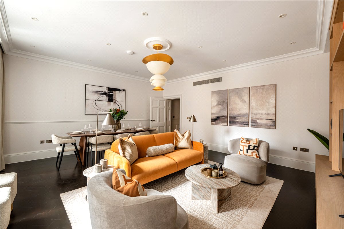 3 bedroom flat, Stratton Street, London W1J - Available