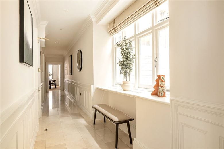 2 bedroom flat, Stratton Street, London W1J - Available