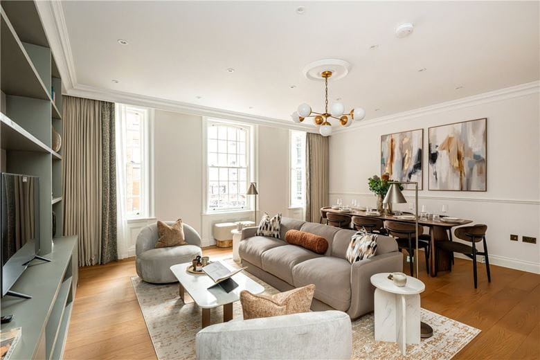 2 bedroom flat, Stratton Street, London W1J - Available