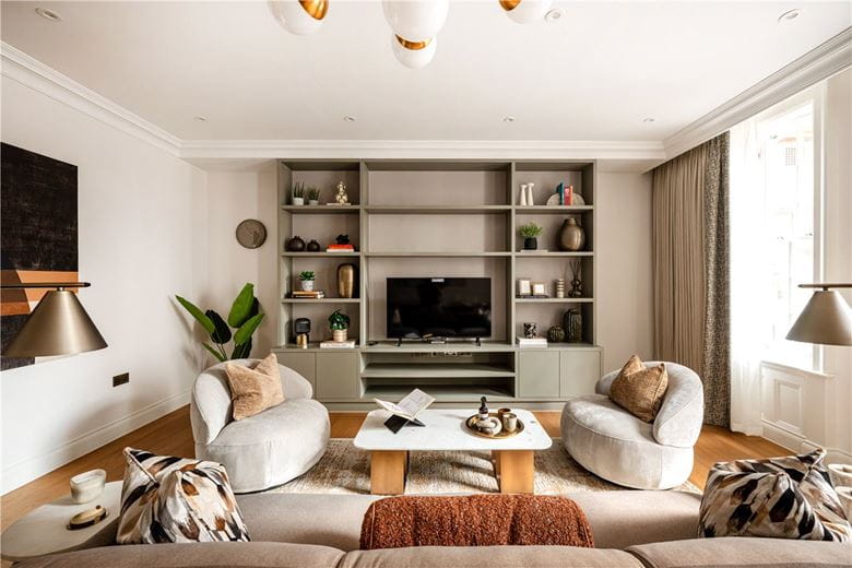 2 bedroom flat, Stratton Street, London W1J - Available