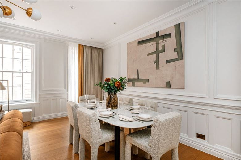 2 bedroom flat, Stratton Street, London W1J - Available