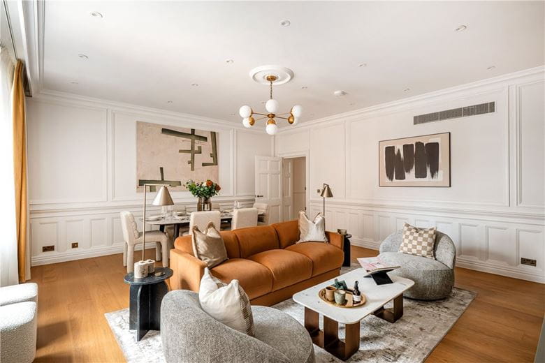 2 bedroom flat, Stratton Street, London W1J - Available