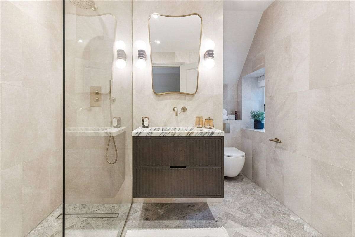 3 bedroom flat, Stratton Street, Mayfair W1J - Available