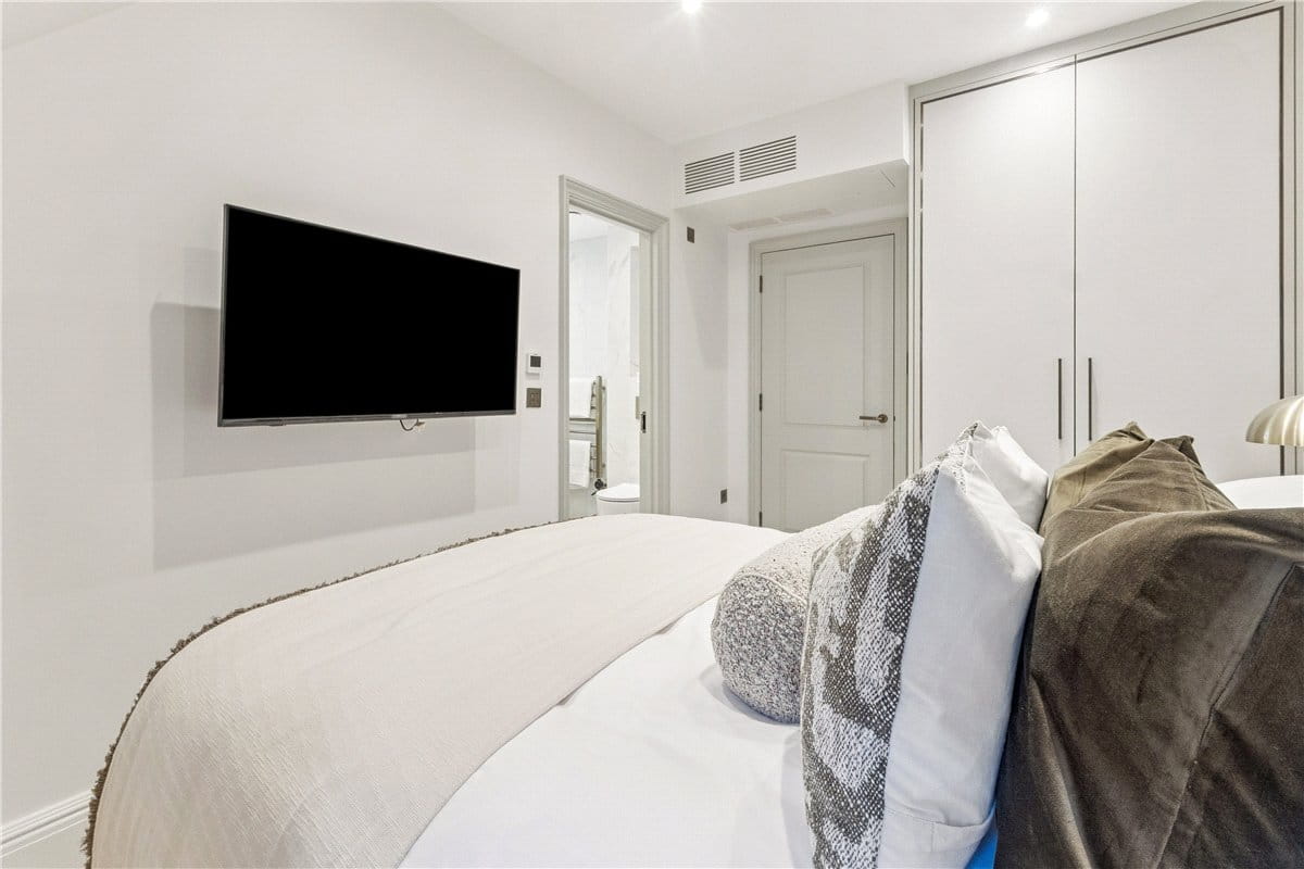 3 bedroom flat, Stratton Street, Mayfair W1J - Available