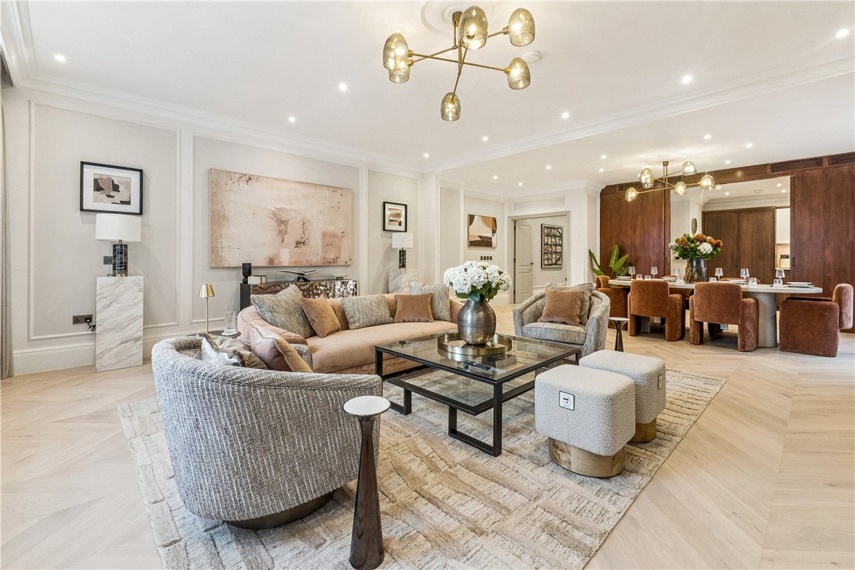 3 bedroom flat, Stratton Street, Mayfair W1J - Available
