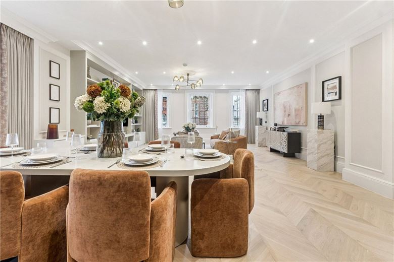 3 bedroom flat, Stratton Street, Mayfair W1J - Available