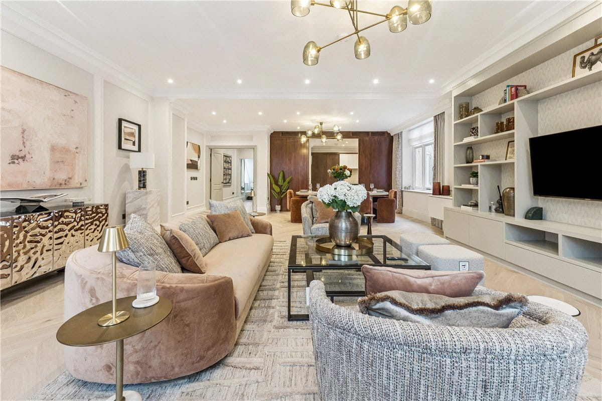 3 bedroom flat, Stratton Street, Mayfair W1J - Available