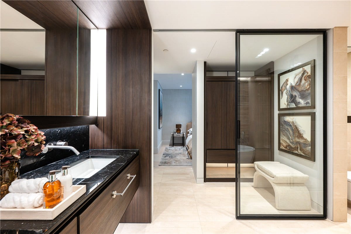 2 bedroom flat, Cork Street, Mayfair W1S - Let Agreed