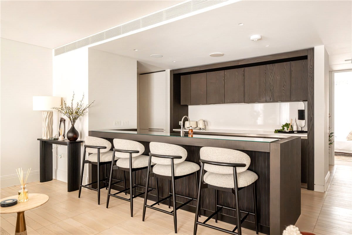 2 bedroom flat, Cork Street, Mayfair W1S - Let Agreed