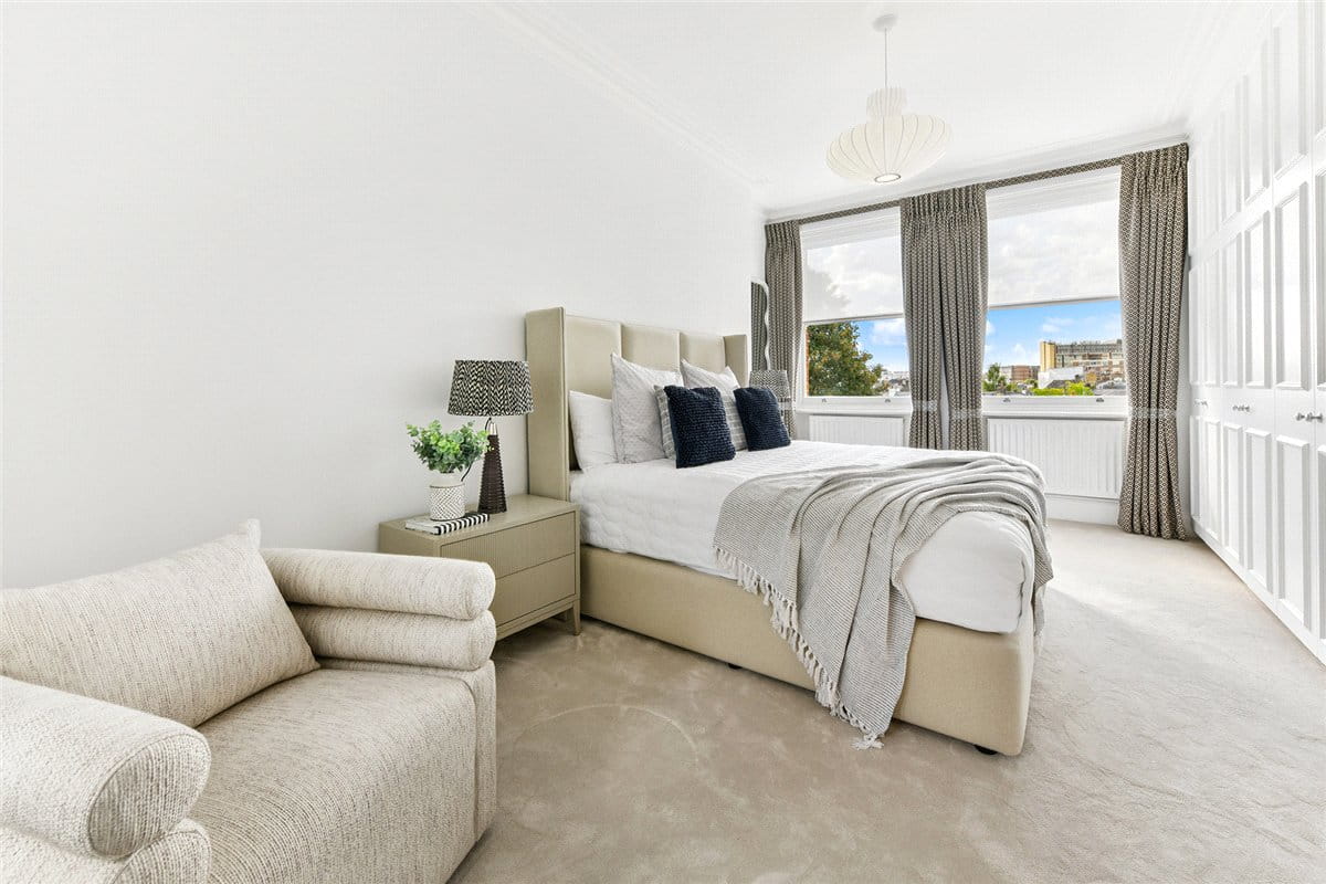 4 bedroom flat, St Georges Court, Gloucester Road SW7 - Available