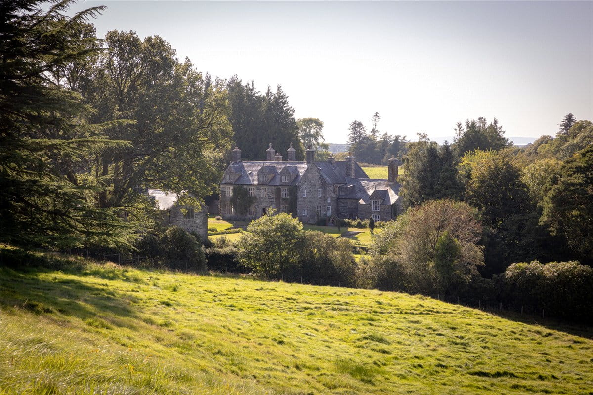 11 bedroom house, Talsarnau, Gwynedd LL47 - Available