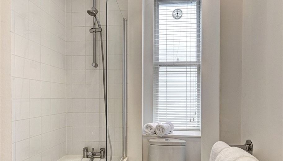 1 bedroom flat, Hill Street, London W1J - Available