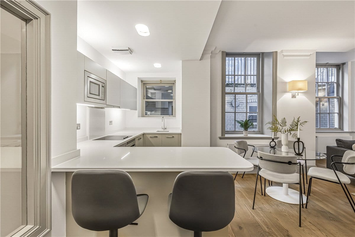 2 bedroom flat, Devonshire Street, Marylebone W1W - Available