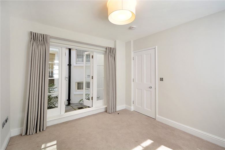 3 bedroom flat, Robert Adam Street, London W1U - Available