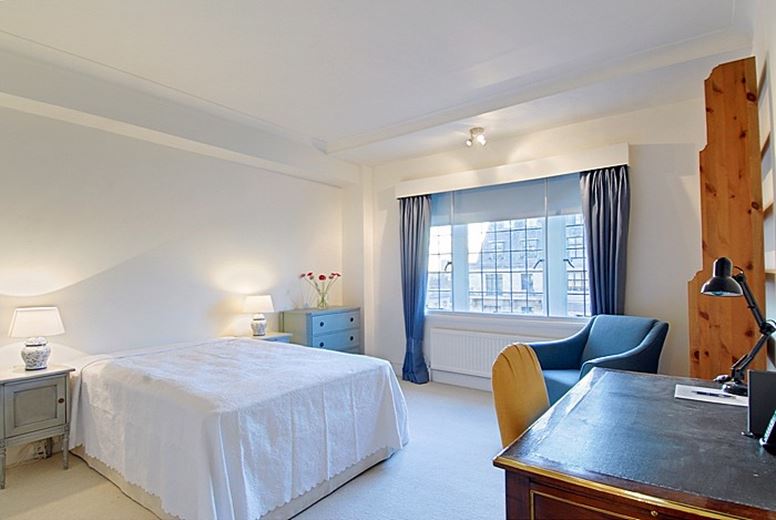 3 bedroom flat, Portland Place, Marylebone W1B - Available