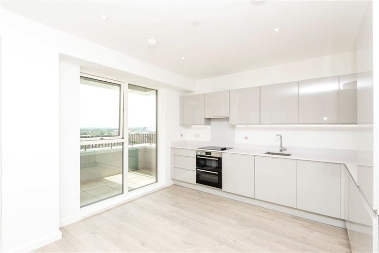 3 bedroom flat, Heartwell Avenue, London E16