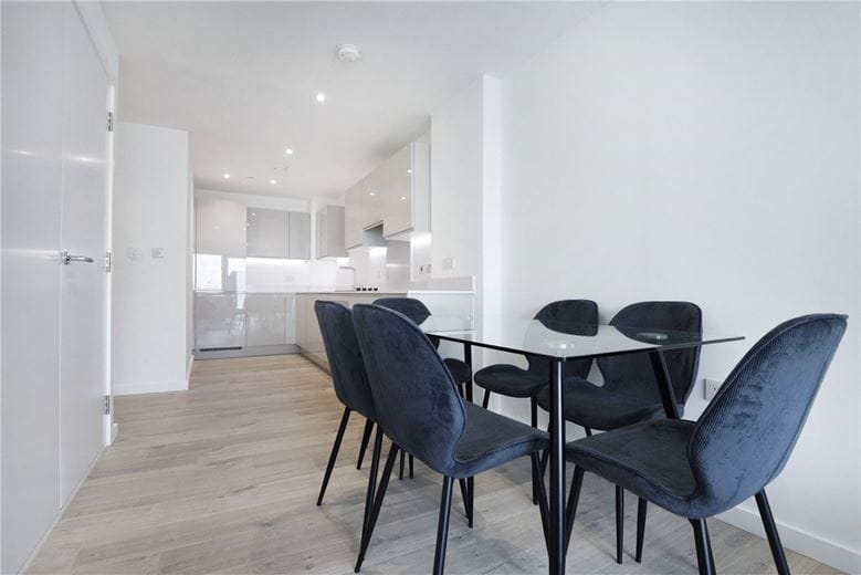 2 bedroom flat, Heartwell Avenue, London E16 - Available