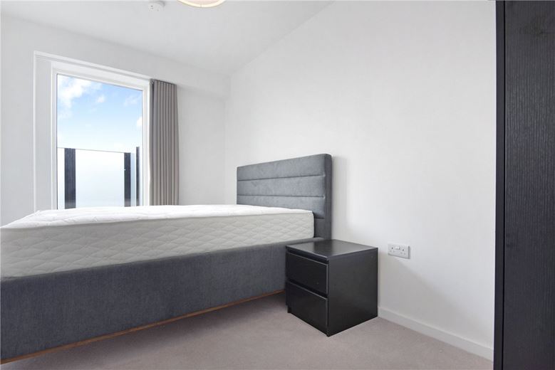 2 bedroom flat, Heartwell Avenue, London E16 - Available