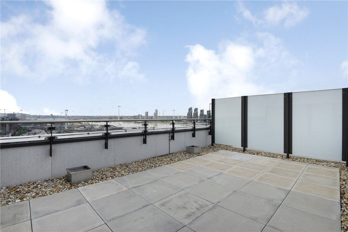 2 bedroom flat, Heartwell Avenue, London E16 - Available